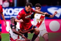 Pemain Rayo Vallecano berebut bola dengan pemain Osasuna. (Foto: IG @caosasuna)