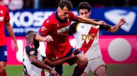 Pemain Rayo Vallecano berebut bola dengan pemain Osasuna. (Foto: IG @caosasuna)