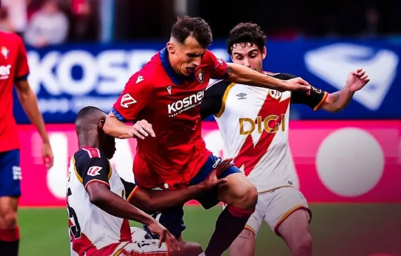 Pemain Rayo Vallecano berebut bola dengan pemain Osasuna. (Foto: IG @caosasuna)