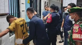 Petugas Rutan Kelas IIB Padang bersama APH menggelar razia dan tes urine bagi warga binaan serta petugas di Rutan Kelas IIB Padang, Senin malam (21/9/2026). (Foto: Humas Rutan Kelas IIB Padang)