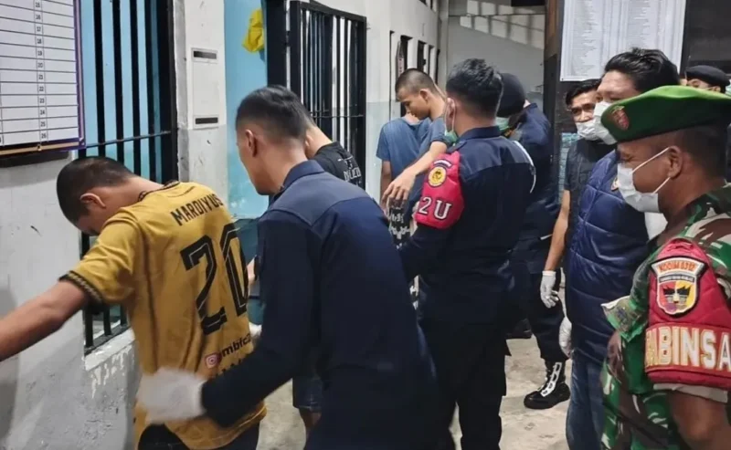 Petugas Rutan Kelas IIB Padang bersama APH menggelar razia dan tes urine bagi warga binaan serta petugas di Rutan Kelas IIB Padang, Senin malam (21/9/2026). (Foto: Humas Rutan Kelas IIB Padang)