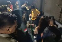 Personel Satpol PP Padang saat menggelar razia di tempat hiburan malam dan aktivitas hingga larut malam, Minggu dini hari (27/9/2026). (Foto: Humas Satpol PP Padang)