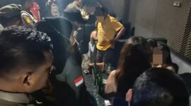 Personel Satpol PP Padang saat menggelar razia di tempat hiburan malam dan aktivitas hingga larut malam, Minggu dini hari (27/9/2026). (Foto: Humas Satpol PP Padang)