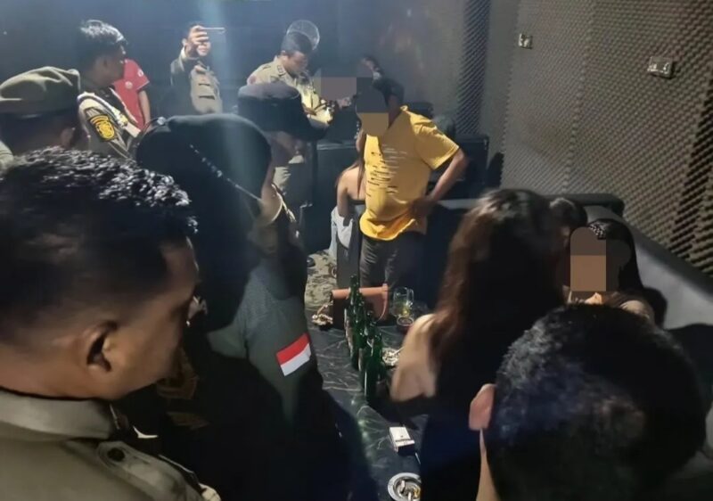 Personel Satpol PP Padang saat menggelar razia di tempat hiburan malam dan aktivitas hingga larut malam, Minggu dini hari (27/9/2026). (Foto: Humas Satpol PP Padang)