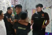 Tim URC Satreskrim Polres Pasbar saat mengamankan AD yang mengamuk dan merusak rumah ibunya. (Foto: Humas Polres Pasbar)