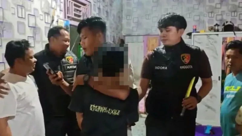 Tim URC Satreskrim Polres Pasbar saat mengamankan AD yang mengamuk dan merusak rumah ibunya. (Foto: Humas Polres Pasbar)