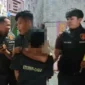 Tim URC Satreskrim Polres Pasbar saat mengamankan AD yang mengamuk dan merusak rumah ibunya. (Foto: Humas Polres Pasbar)