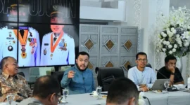 Wali Kota Padang Fadly Amran memimpin rapat pembahasan revitalisasi kawasan Kota Tua di Gedung Putih Kediaman Resmi Wali Kota, Jumat (18/9/2026). (Foto: Pemko Padang)