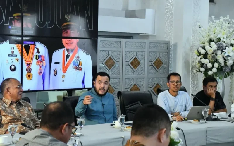 Wali Kota Padang Fadly Amran memimpin rapat pembahasan revitalisasi kawasan Kota Tua di Gedung Putih Kediaman Resmi Wali Kota, Jumat (18/9/2026). (Foto: Pemko Padang)