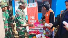 Rumah Zakat menyalurkan 1.000 cup Pos Segar dan Pos Hangat bagi korban galodo di Arosuka, Kabupaten Solok. (Foto: Ist)