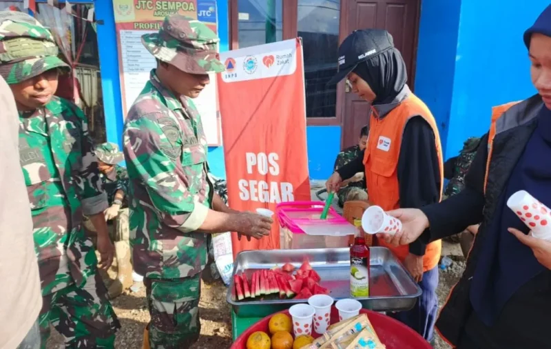 Rumah Zakat menyalurkan 1.000 cup Pos Segar dan Pos Hangat bagi korban galodo di Arosuka, Kabupaten Solok. (Foto: Ist)