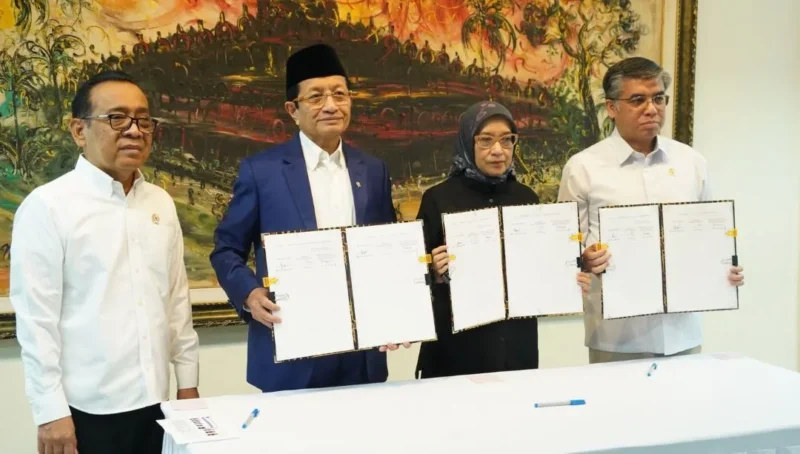 Menteri Agama Nasaruddin Umar (kedua dari kiri) menandatangani SKB Hari Libur Nasional dan Cuti Bersama Tahun 2027. (Foto: Rima Febrina Hirman/Kemenag)