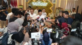 Mensos Saifullah Yusuf didampingi Wamensos Agus Jabo Priyono di Kantor Kemensos, Jakarta Pusat. (Foto: Kemensos)