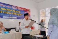 Ketua YPI-Luki, Surya Jufri Bitel melantik Sari Rahmawati sebagai Kepala MTs Lubuk Kilangan. (Foto: Ist)