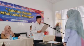 Ketua YPI-Luki, Surya Jufri Bitel melantik Sari Rahmawati sebagai Kepala MTs Lubuk Kilangan. (Foto: Ist)