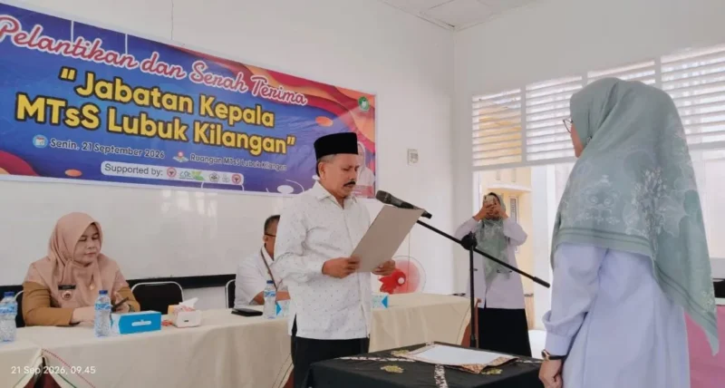 Ketua YPI-Luki, Surya Jufri Bitel melantik Sari Rahmawati sebagai Kepala MTs Lubuk Kilangan. (Foto: Ist)