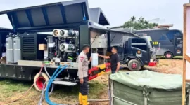 Satbrimob Polda Sumbar menyalurkan 360 galon air bersih untuk warga dan personel di wilayah terdampak bencana Kabupaten Solok. (Foto: Polda Sumbar)