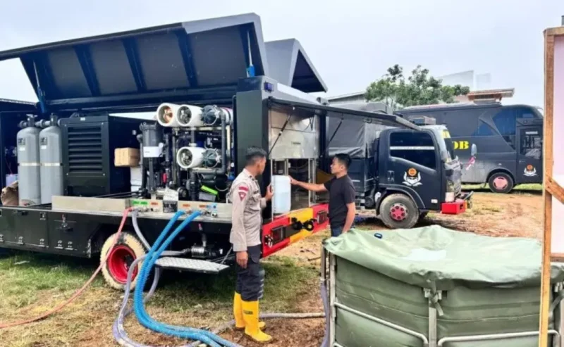 Satbrimob Polda Sumbar menyalurkan 360 galon air bersih untuk warga dan personel di wilayah terdampak bencana Kabupaten Solok. (Foto: Polda Sumbar)