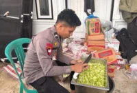 Satbrimob Polda Sumbar menyalurkan 385 porsi makanan di Kabupaten Solok. (Foto: Polda Sumbar)