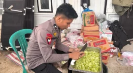 Satbrimob Polda Sumbar menyalurkan 385 porsi makanan di Kabupaten Solok. (Foto: Polda Sumbar)