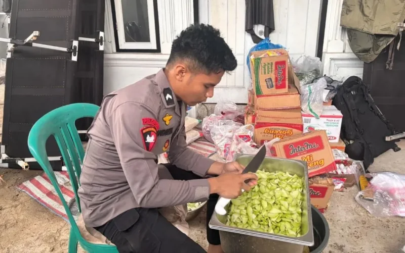 Satbrimob Polda Sumbar menyalurkan 385 porsi makanan di Kabupaten Solok. (Foto: Polda Sumbar)