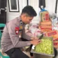 Satbrimob Polda Sumbar menyalurkan 385 porsi makanan di Kabupaten Solok. (Foto: Polda Sumbar)