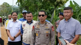 Sekda Padang, Raju Minropa, mendampingi Tim Monitoring dan Evaluasi Gabungan Satgas PRR meninjau lokasi Huntap di kawasan Balai Gadang pada Kamis (17/9/2026). (Foto: Pemko Padang)
