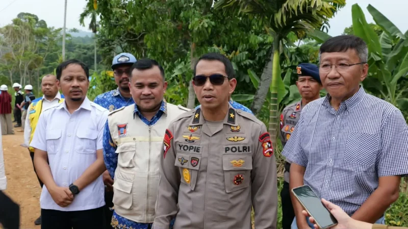 Sekda Padang, Raju Minropa, mendampingi Tim Monitoring dan Evaluasi Gabungan Satgas PRR meninjau lokasi Huntap di kawasan Balai Gadang pada Kamis (17/9/2026). (Foto: Pemko Padang)
