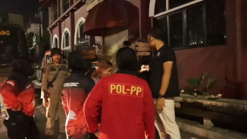 Satpol PP Padang menggelar patroli pengawasan di sejumlah kawasan pada Selasa dini hari (8/9/2026). (Foto: Humas Satpol PP Padang)
