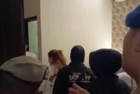 Personel Satpol PP Padang mengamankan pasangan bukan suami istri dari sebuah penginapan saat razia Trantibum, Sabtu dini hari. (Foto: Humas Satpol PP Padang)