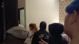 Personel Satpol PP Padang mengamankan pasangan bukan suami istri dari sebuah penginapan saat razia Trantibum, Sabtu dini hari. (Foto: Humas Satpol PP Padang)