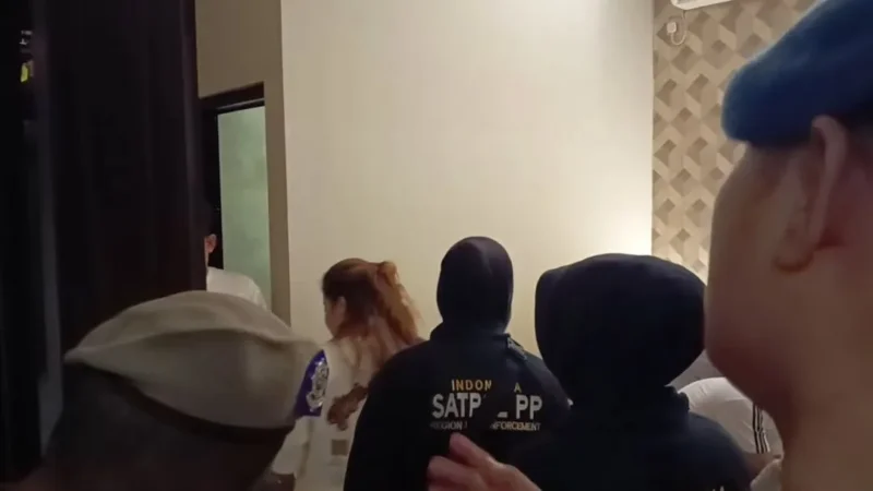 Personel Satpol PP Padang mengamankan pasangan bukan suami istri dari sebuah penginapan saat razia Trantibum, Sabtu dini hari. (Foto: Humas Satpol PP Padang)