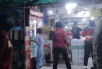 Petugas Satpol PP Padang menertibkan penjualan minol tanpa izin di Simpang Haru. (Foto: Pemko Padang)