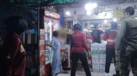 Petugas Satpol PP Padang menertibkan penjualan minol tanpa izin di Simpang Haru. (Foto: Pemko Padang)
