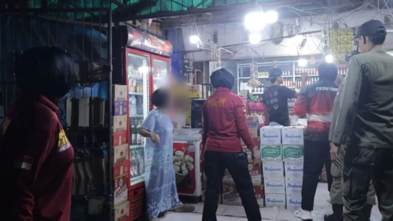 Petugas Satpol PP Padang menertibkan penjualan minol tanpa izin di Simpang Haru. (Foto: Pemko Padang)
