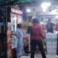 Petugas Satpol PP Padang menertibkan penjualan minol tanpa izin di Simpang Haru. (Foto: Pemko Padang)