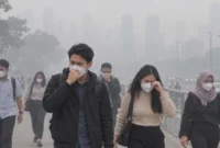 Ilustrasi sejumlah warga saat beraktivitas di tengah kondisi kabut asap. (Foto: AI Generated)