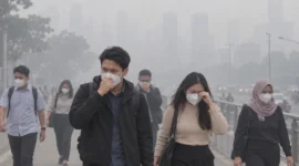 Ilustrasi sejumlah warga saat beraktivitas di tengah kondisi kabut asap. (Foto: AI Generated)