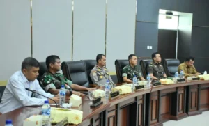 Sekda Padang Raju Minropa dan unsur Forkopimda mengikuti rapat paripurna.