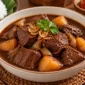 Ilustrasi semur daging sapi. (Foto: AI Generated)
