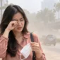 Ilustrasi wanita mengucek matanya akibat iritasi dan paparan debu. (Foto: AI Generated)