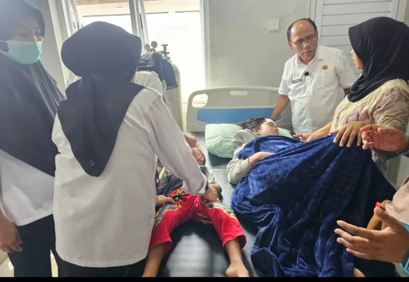Sejumlah siswa mendapatkan penanganan medis di Puskesmas Palupuh, Agam, Rabu (2/9/2026). (Foto: Dinkes Agam)