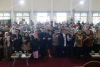 Wakil Menteri Kesehatan RI, Benjamin Paulus Octavianus meninjau pelaksanaan CKG dan skrining TBC yang digelar PDPI Cabang Sumbar bersama Dinkes Padang di Aula Kantor Camat Lubuk Begalung, Jumat (18/9/2026). (Foto: Pemko Padang)