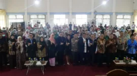 Wakil Menteri Kesehatan RI, Benjamin Paulus Octavianus meninjau pelaksanaan CKG dan skrining TBC yang digelar PDPI Cabang Sumbar bersama Dinkes Padang di Aula Kantor Camat Lubuk Begalung, Jumat (18/9/2026). (Foto: Pemko Padang)