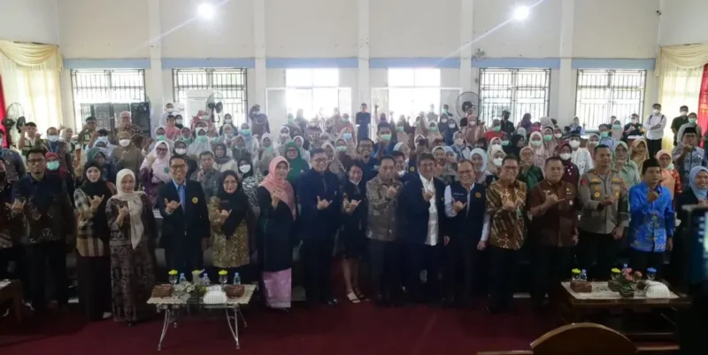 Wakil Menteri Kesehatan RI, Benjamin Paulus Octavianus meninjau pelaksanaan CKG dan skrining TBC yang digelar PDPI Cabang Sumbar bersama Dinkes Padang di Aula Kantor Camat Lubuk Begalung, Jumat (18/9/2026). (Foto: Pemko Padang)