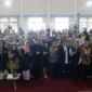 Wakil Menteri Kesehatan RI, Benjamin Paulus Octavianus meninjau pelaksanaan CKG dan skrining TBC yang digelar PDPI Cabang Sumbar bersama Dinkes Padang di Aula Kantor Camat Lubuk Begalung, Jumat (18/9/2026). (Foto: Pemko Padang)