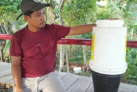 Warga memperlihatkan inovasi Solar Biodigester di RT 03 RW 23 Perumahan Abu Hanif Devila, Kecamatan Koto Tangah, Kota Padang. (Foto: Pemko Padang) 