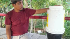 Warga memperlihatkan inovasi Solar Biodigester di RT 03 RW 23 Perumahan Abu Hanif Devila, Kecamatan Koto Tangah, Kota Padang. (Foto: Pemko Padang) 