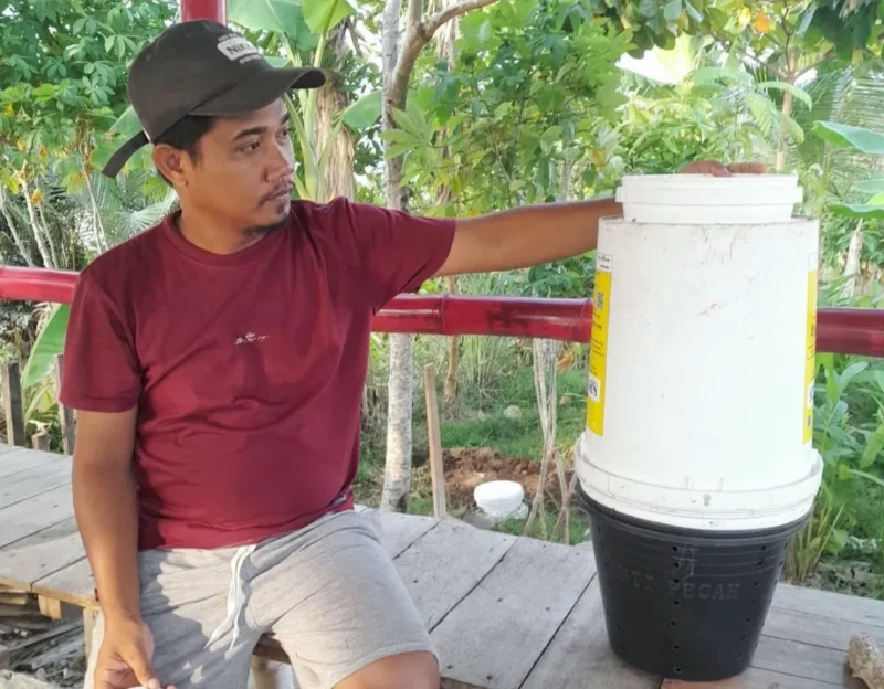 Warga memperlihatkan inovasi Solar Biodigester di RT 03 RW 23 Perumahan Abu Hanif Devila, Kecamatan Koto Tangah, Kota Padang. (Foto: Pemko Padang) 