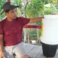 Warga memperlihatkan inovasi Solar Biodigester di RT 03 RW 23 Perumahan Abu Hanif Devila, Kecamatan Koto Tangah, Kota Padang. (Foto: Pemko Padang) 